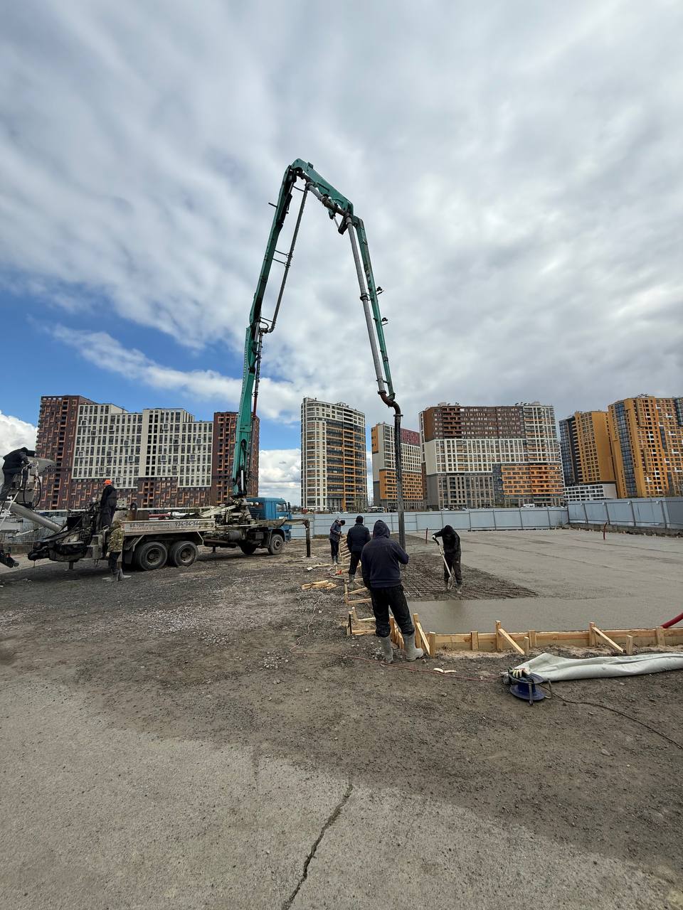Бетонасос на крупном жилом объекте — монолит